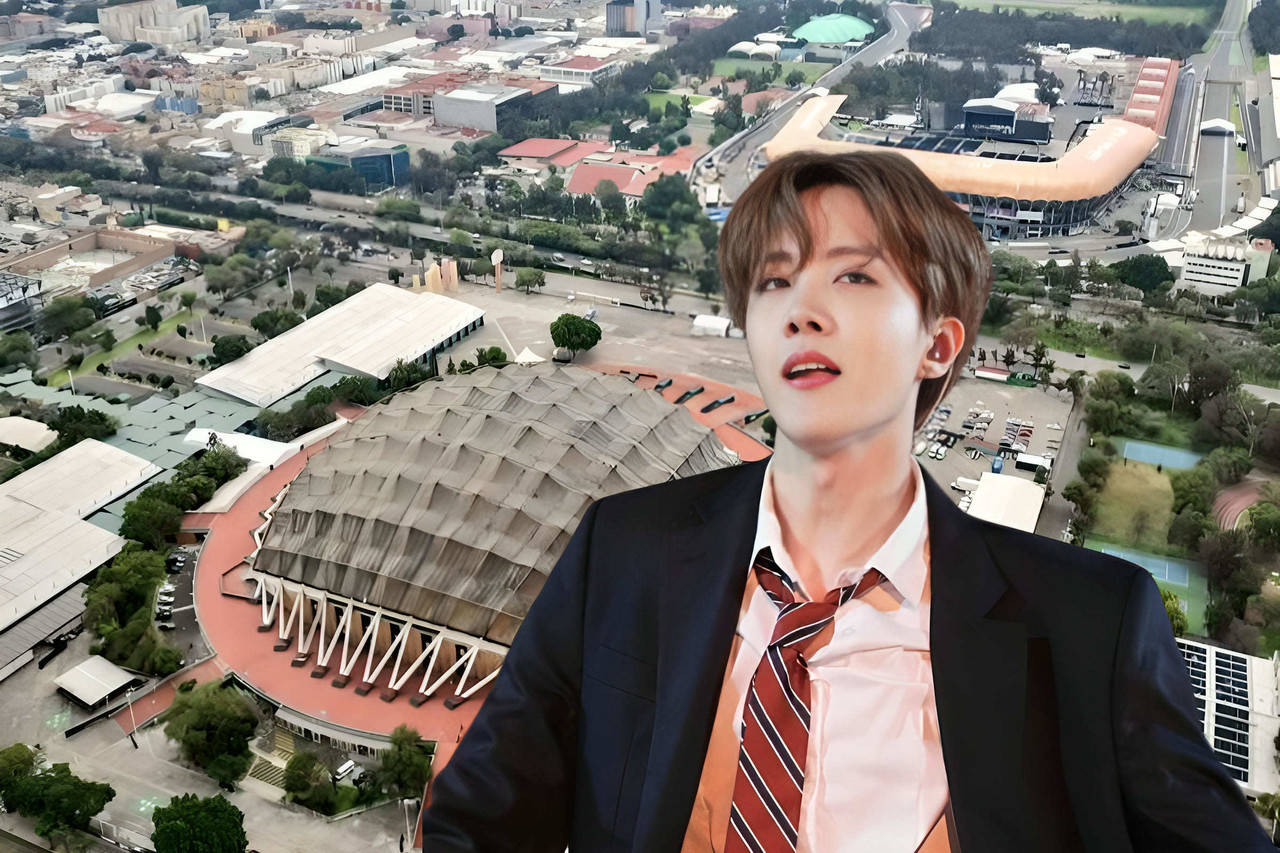 J-Hope frente al Palacio de los Deportes en CDMX.    Foto: @MXESTADIOS y @AboutMusicYT, editada en Canva.