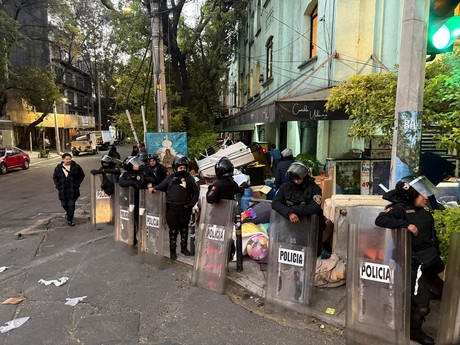 ¿Invadían departamentos? Desalojan a ocho familias en la Roma