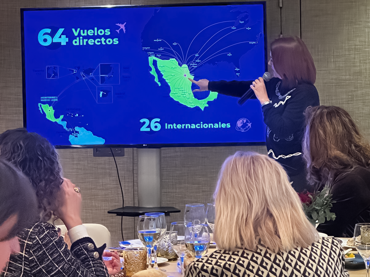 Durante un encuentro con la Asociación de Mujeres Directivas y Empresarias de España (AMDEE), Martínez Villarreal presentó la riqueza cultural y natural de Nuevo León. Foto: Gobierno de Nuevo León.