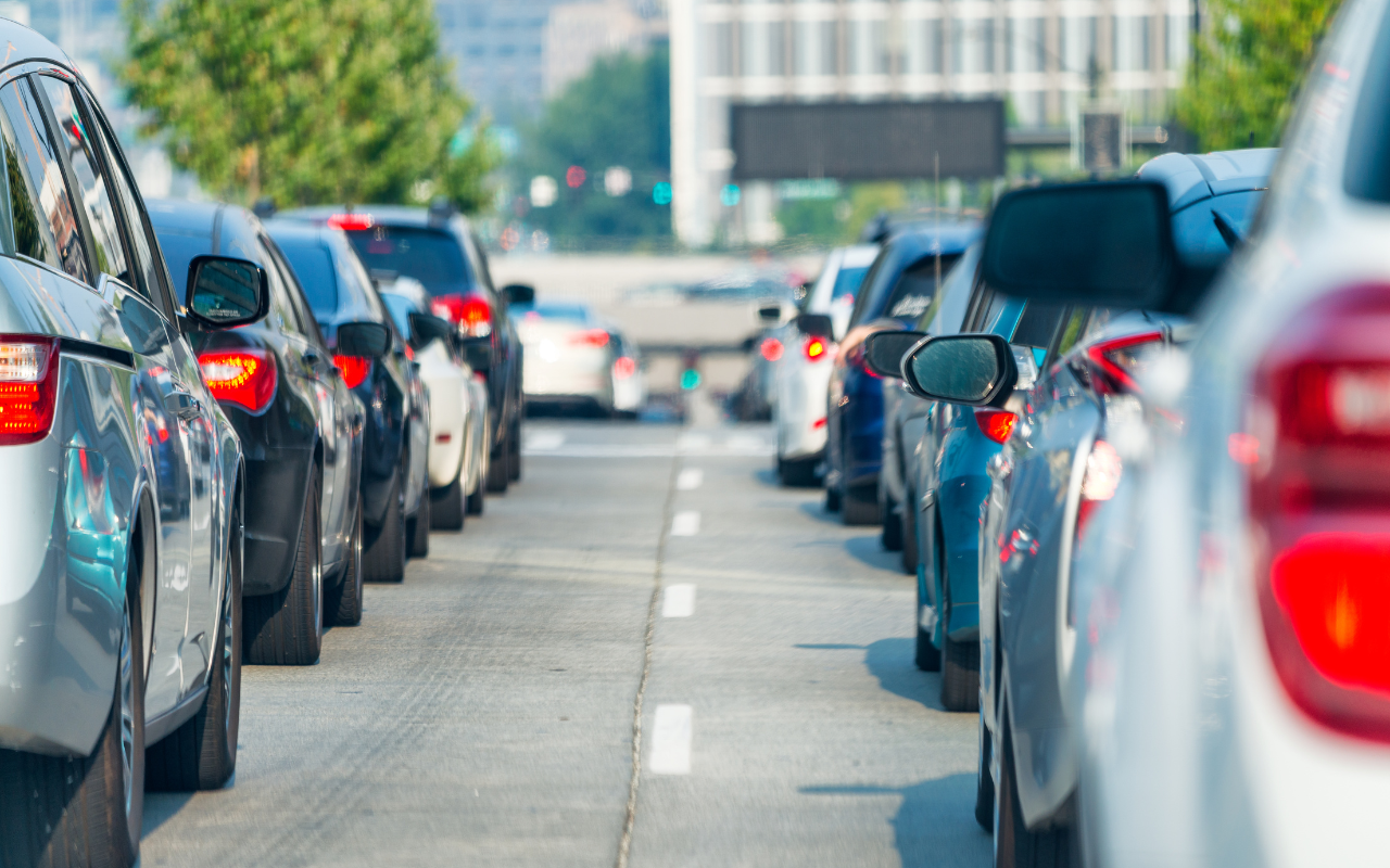 Carros en tránsito de la CDMX. Foto:  Canva