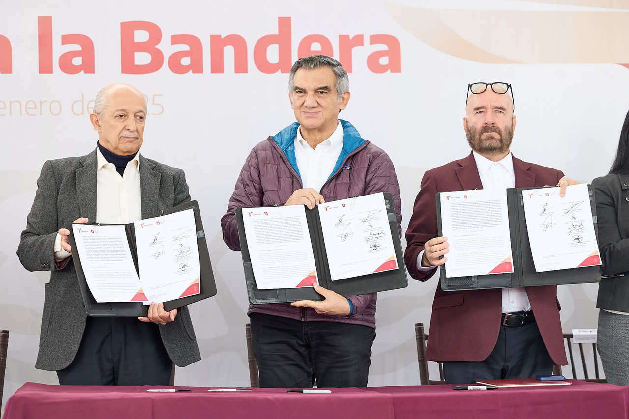 Américo Villarreal, Raúl Quiroga y Héctor Cabral, en la firma de acuerdo para el tratamiento de aguas residuales. Foto: Gobierno de Tamaulipas