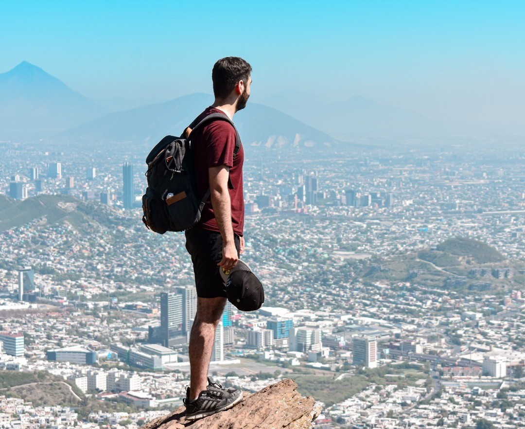 Monterrey ofrece diversas opciones para practicar senderismo, desde rutas desafiantes hasta caminos tranquilos. Foto: Canva.