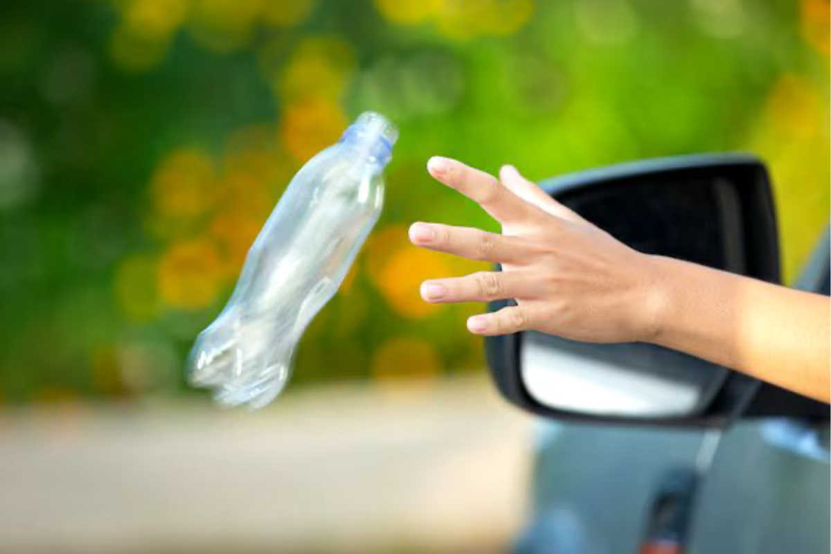 Evita arrojar basura desde tu vehículo para prevenir la contaminación y una multa. Foto: Freepik