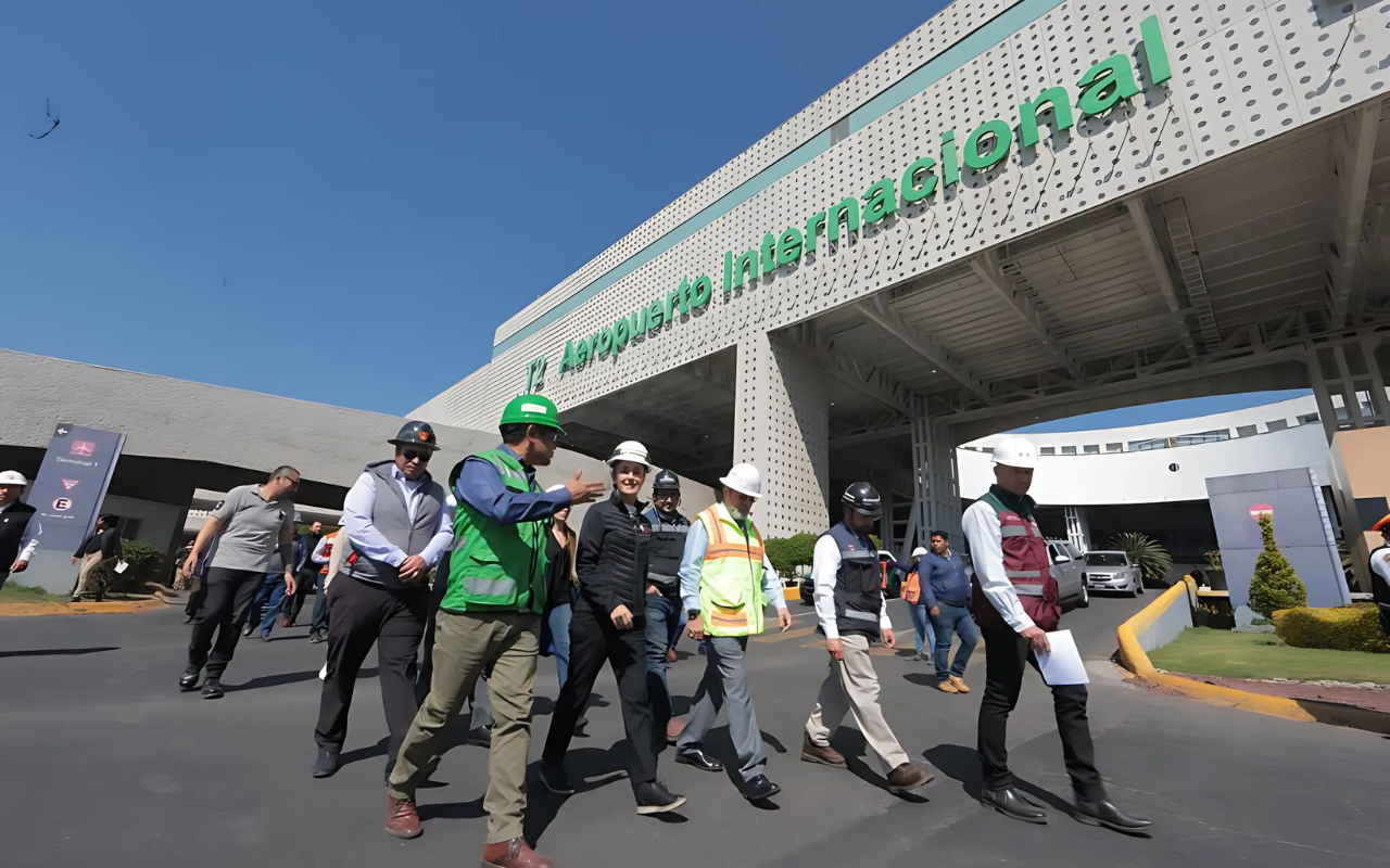 Autoridades capitalinas en el AICM. Foto: Secretaría de Obras y Servicios de la CDMX