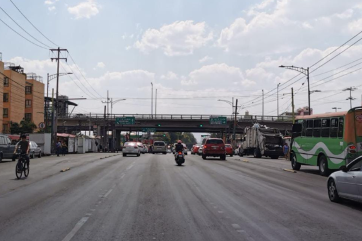 Autos circulando por Eje 3 Sur de Circuito Interior hacia H. Congreso de la Unión.     Foto: @OVIALCDMX