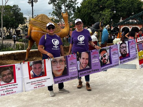 Mujeres exhiben a deudores alimentarios en la Plaza Grande de Mérida