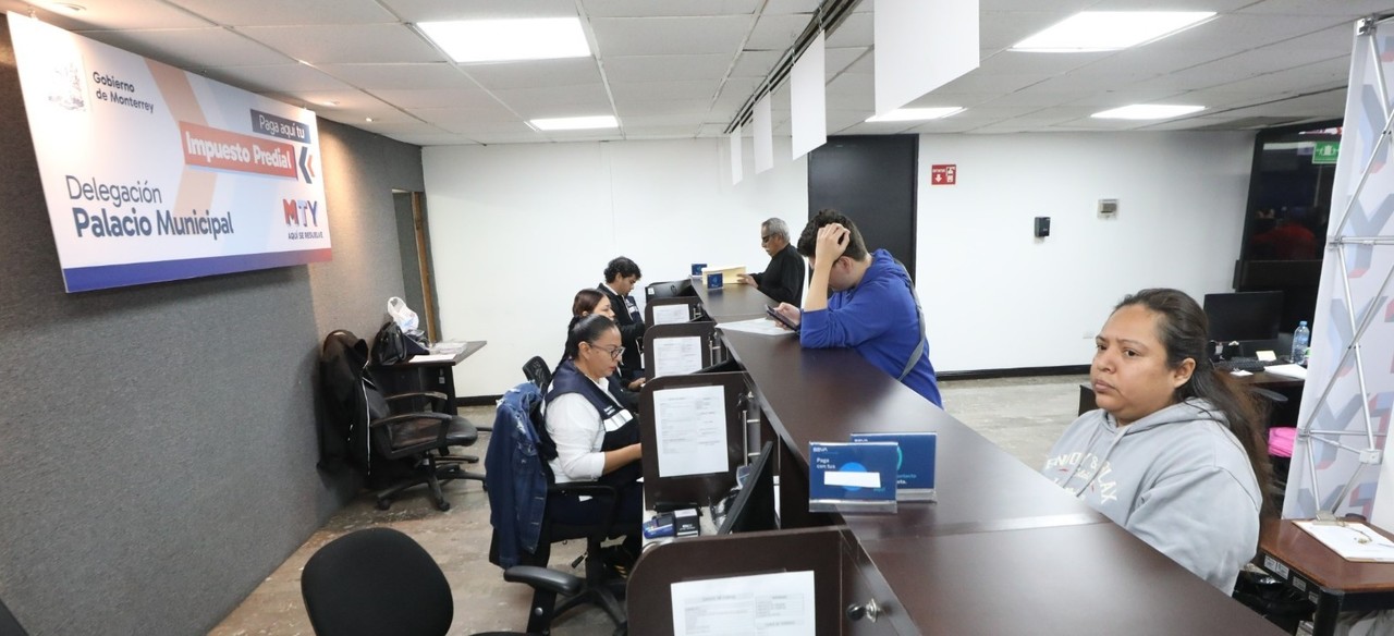 Ciudadanos acuden a pagar predial. Foto: Armando Galicia