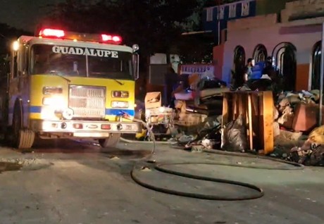 Casa queda en ruinas tras incendio en Guadalupe (VIDEO)