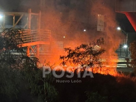 VIDEO | Fuerte incendio en el río Santa Catarina moviliza a rescatistas