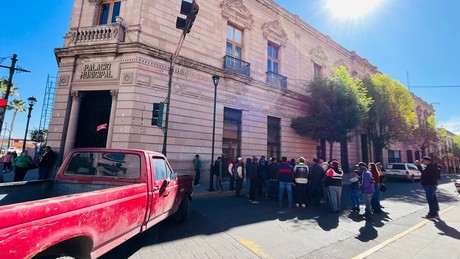 Habitantes del Parque industrial Ladrilleros se manifiestan a fuera del Palacio Municipal