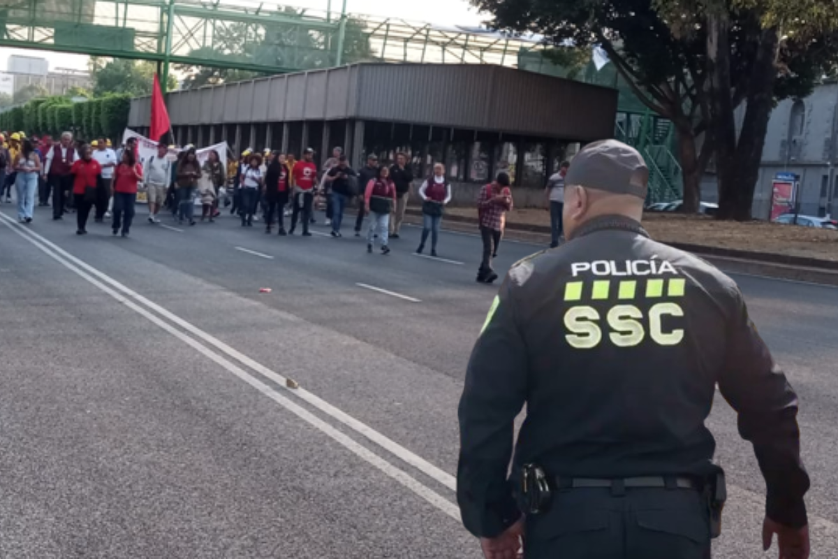 Marcha de persona sobre Calz. San Antonio Abad al Norte, a la altura de Callejón San Antonio Abad.    Foto: @OVIALCDMX y X (SSC), editada en Canva.