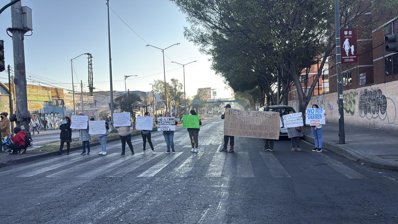 Personas bloqueando avenidas de Iztacalco. Foto: Ramón Ramírez