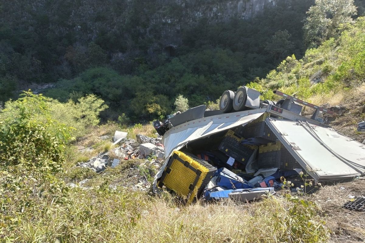 Buscan a operador de tráiler que volcó en la Rumbo Nuevo. Foto: redes sociales