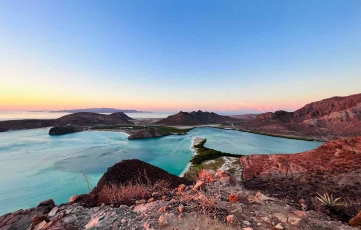 Explora sus hermosos paisajes, desde manglares hasta montañas, mientras disfrutas de la biodiversidad local.  Foto: Turismo La Paz