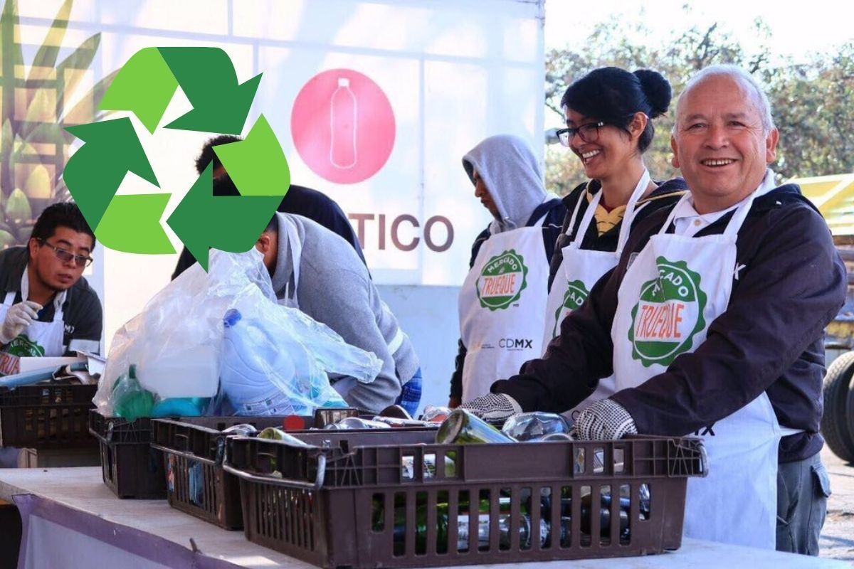 Personas en el Mercado de Trueque de CDMX con el símbolo de reciclaje al frente.     Foto: SEDEMA / Edición Canva