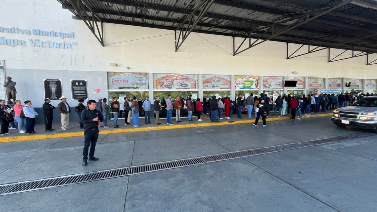 Duranguenses haciendo fila para el pago de obligaciones en la Unidad Administrativa Municipal. Foto: Jesús Carrillo.