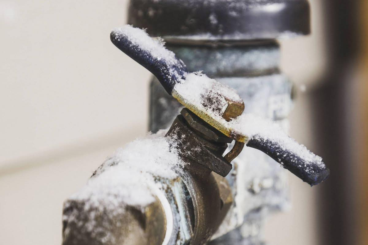 Protege las tuberías de agua en tu casa ante las bajas temperaturas. Foto: redes sociales