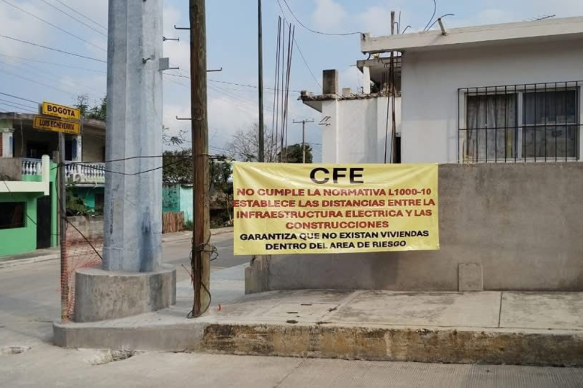 Vecinos del norte de Tampico inconformes con CFE por la instalación de postes para una línea de alta tensión a un costado de sus domicilios. Foto: Axel Hassel