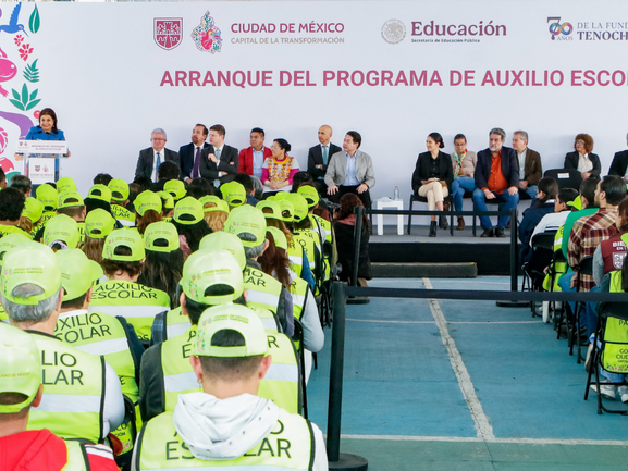 Evento de programa Paz y Auxilio Escolar. Foto: GobCDMX | Canva