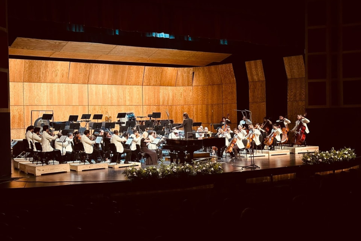 Natanael Espinoza Rincón resalta que la reacción de los estudiantes es emocionante y enriquecedora, ya que muchos de ellos descubren un mundo nuevo a través de la música./Foto: Orquesta Filarmónica del Desierto