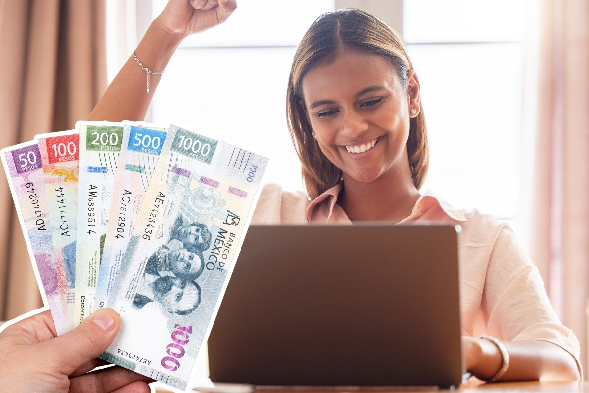 Mujer en computadora y dinero. Foto: Canva