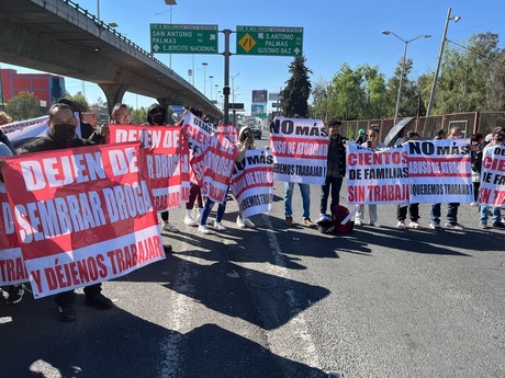 Van contra Atarraya; trabajadores de barberías bloquean Periférico en Naucalpan