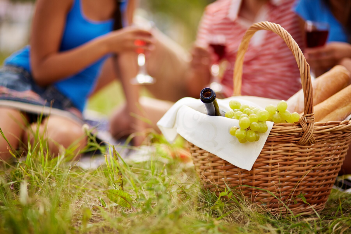 Un picnic es una gran opción para disfrutar del Día de San Valentín. Foto: Freepik