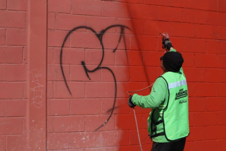 Brigadas 'Aquí andamos' en Saltillo limpian grafitis de las calles