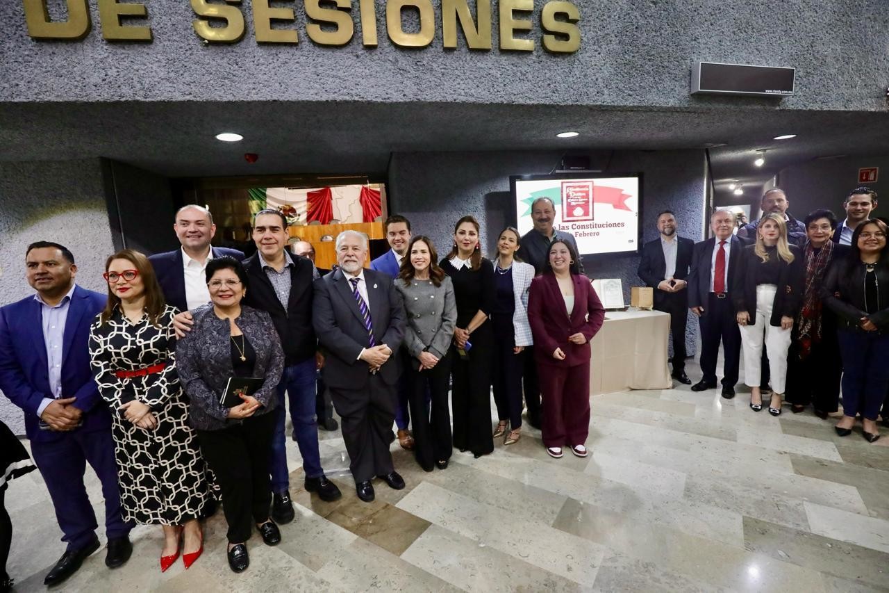 Diputados conmemorando el Día de la Constitución, el Congreso del Estado. Foto: Armando Galicia