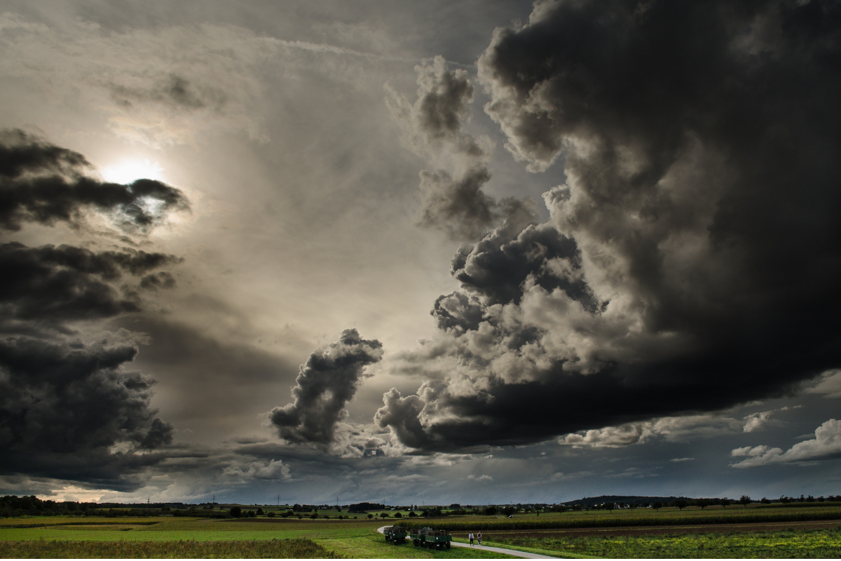 Un sistema de circulación ciclónica en niveles medios de la atmósfera se encuentra sobre el noreste del país, generando lluvias y vientos en la región. Foto: CANVA