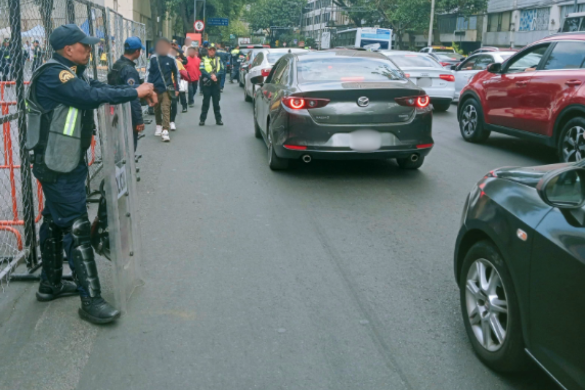 Policías de CDMX vigilando el tráfico en las inmediaciones de Ciudad de los Deportes.    Foto: X (@OVIALCDMX)