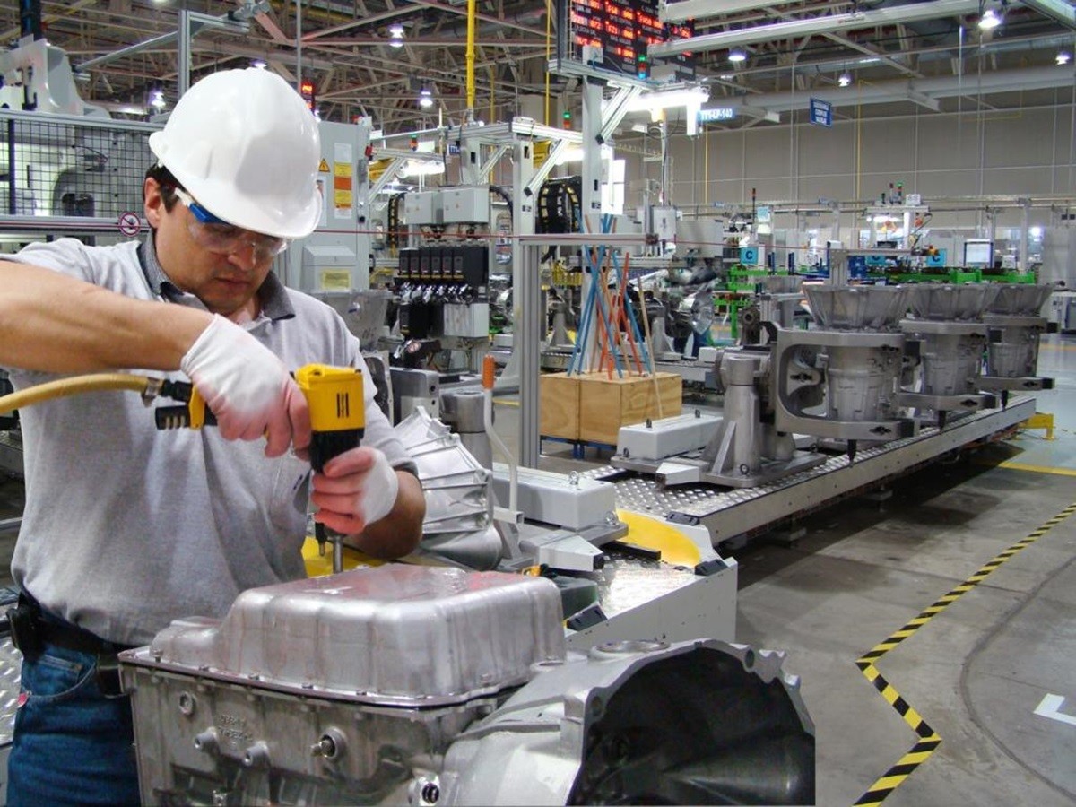 Hombre trabajando en empresa manufacturera en Nuevo León Foto: Canva