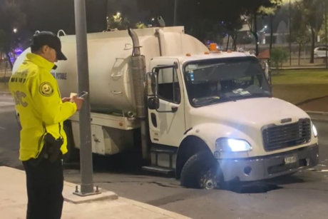 Se hunde pipa de agua en socavón sobre Zaragoza, no hay heridos