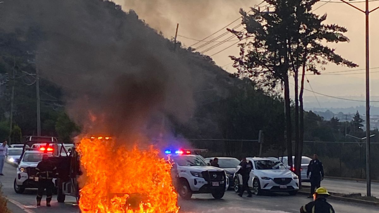 Los primeros reportes indican que un corto circuito provocó que el auto se incendiara. Foto: Posta.