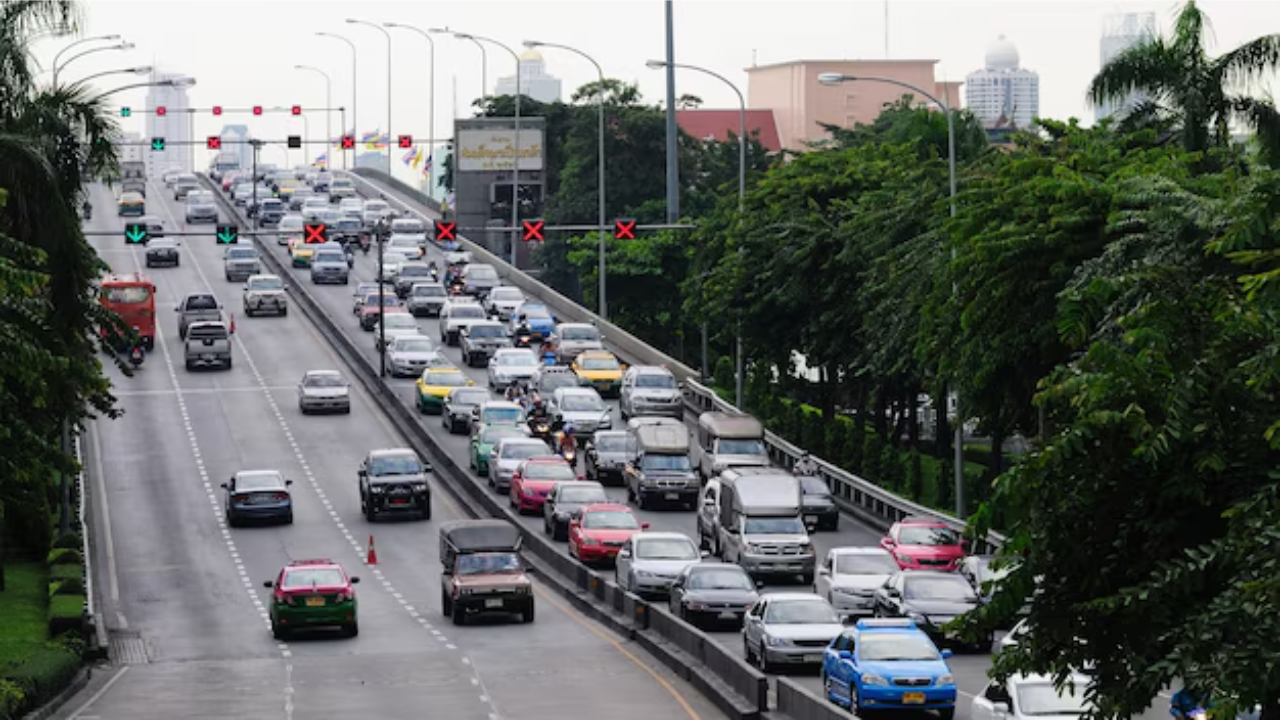 Este lunes 3 de febrero no circulan los autos con engomago colo amarillo, terminación de placas 5 ó 6 y que tengan el holograma 1 ó 2. Foto: Freepik.