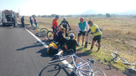 Automovilista arrolla a grupo de ciclistas en Acolman