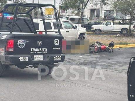 VIDEO | Motociclista muere tras chocar contra una camioneta en Apodaca