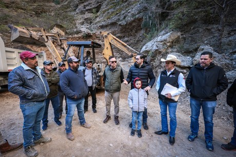 Habitantes de la Sierra y Patronato rehabilitan carretera dañada por 'Alberto'