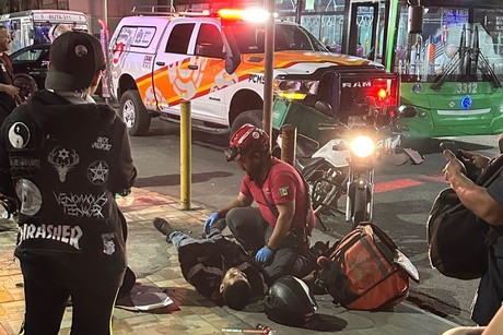 Camión urbano arrolla a motociclista en el centro de Monterrey