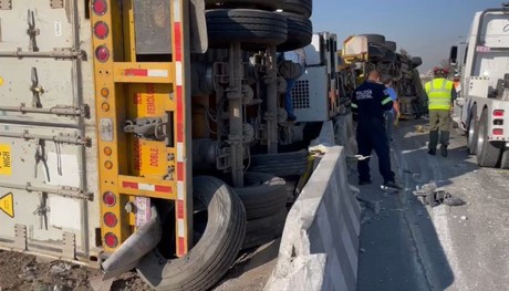 ¡Precaución! Vuelca tráiler en el Circuito Exterior Mexiquense