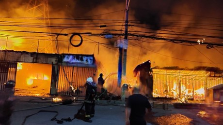 Incendio en Ecatepec: Fuego consume seis locales comerciales