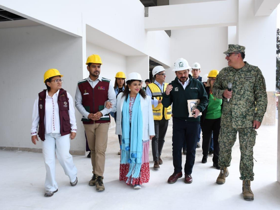 Clara Brugada en visita a hospital de zona CDMX. Foto: @ClaraBrugadaM editada en Canva