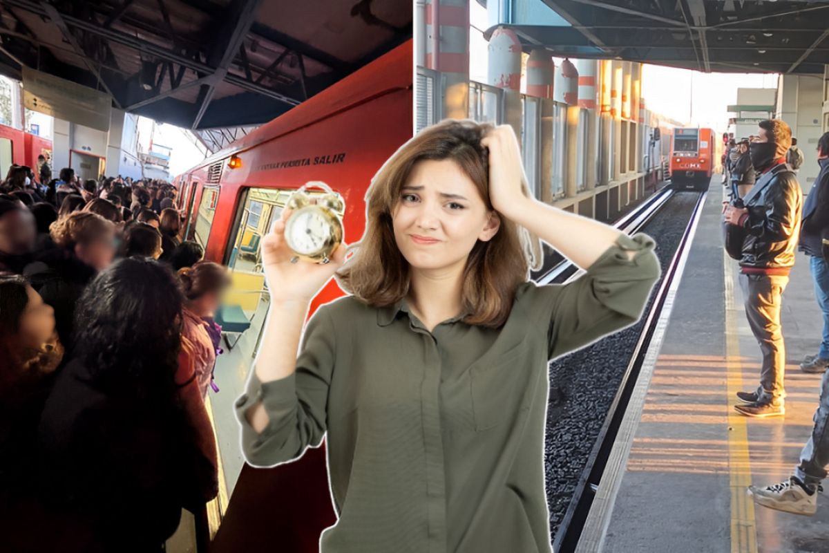 Personas esperando entrar al Metro de CDMX y una mujer al frente con apariencia de estar estresada sosteniendo un reloj en la mano.    Foto: Freepik | X (@jess_juhe) | X (@Xavi_Or_Vl)