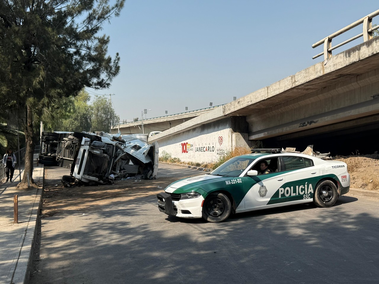 Policías tras accidente de tráiler en Gustavo A. Madero. Foto: Ramón Ramírez