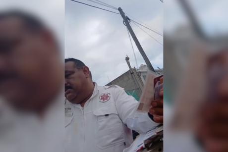 VIDEO | Captan a tránsito pidiendo 