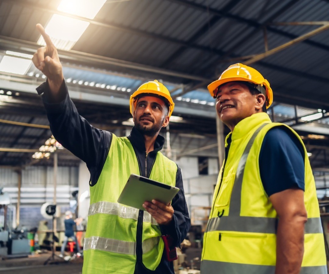 Dos empleados de una manufacturera en el municipio de Escobedo, Nuevo León. Foto: Canva.