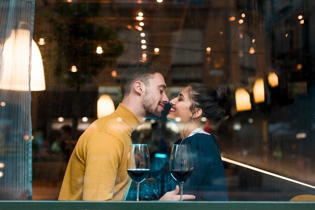 En este día de los enamorados puedes visitar un restaurante con terraza para una velada romántica. Imagen: Freepik