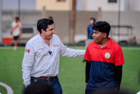 Raúl Cantú inaugura nueva cancha de fútbol en Salinas Victoria