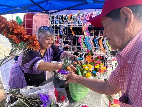 Lleva doña Cony su arte floral a mercados rodantes de Apodaca con bajos costos