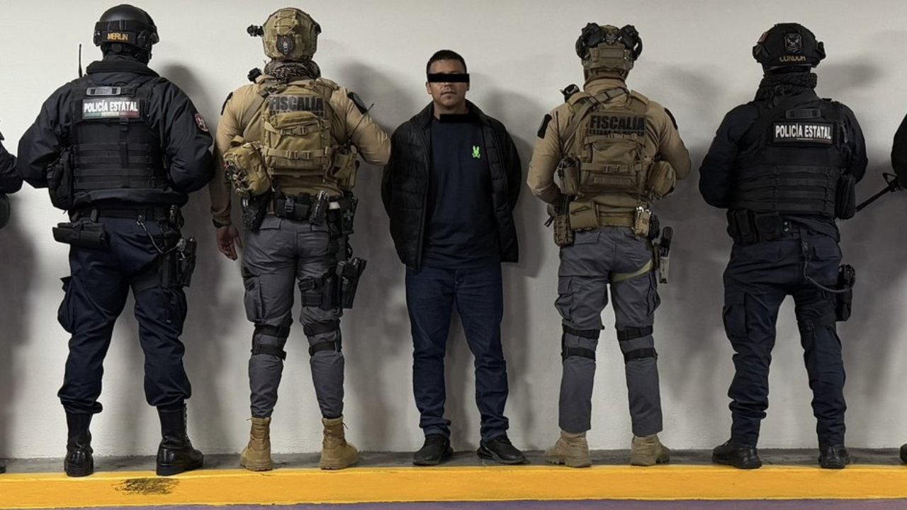 Elementos de la Fiscalía mexiquense, policías estatales y del Ejército mexicano arrestaron a Pedro Luis N, tras permancer prófugo desde el 17 de diciembre. Foto: X (@FiscaliaEdomex).